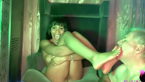 Hot teen ebony shows how her feet are a fetish for a man