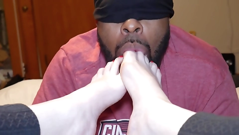 Real amateur couple in foot fetish with feet on each other